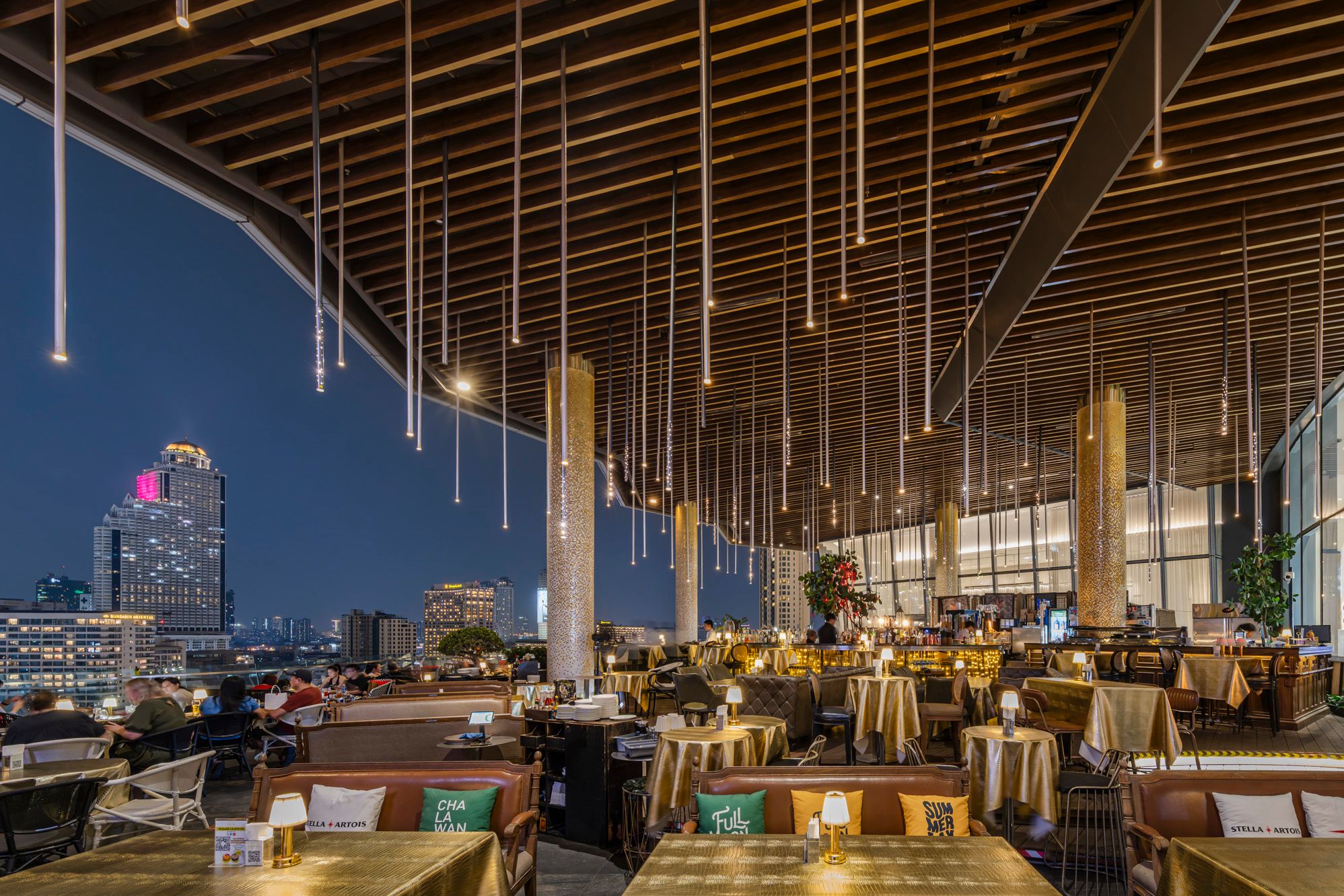 showcase-slide-store-image